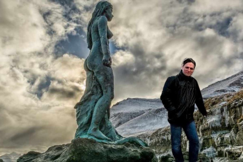 Pra conhecer essa estátua, iremos para a Ilha Faroés é conhecida pela lenda da mulher pele de foca. Mulheres que correm com os Lobos. Criador da Estátua